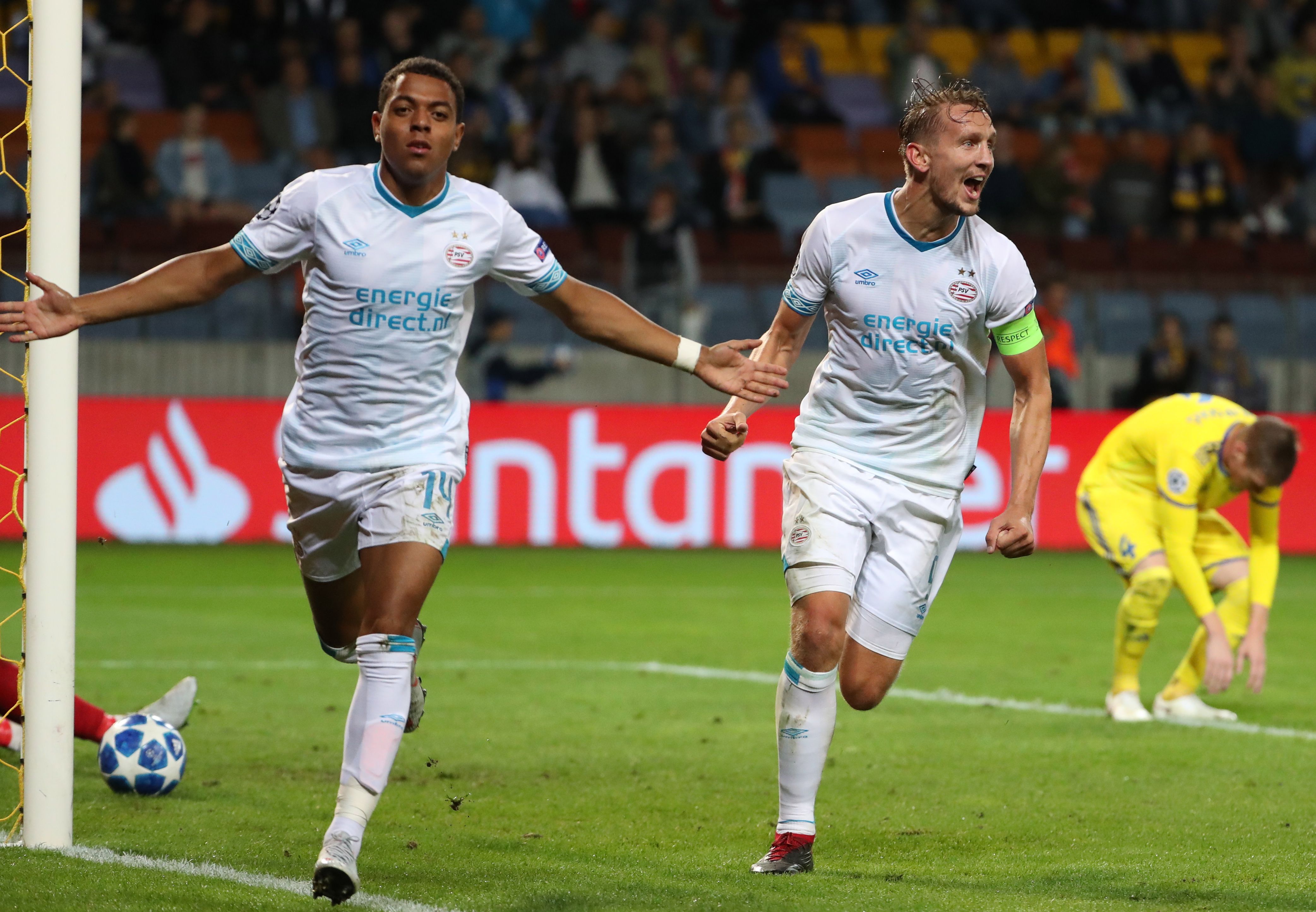 荷兰阿贾克斯大胜赫尔蒙德，德扬进球